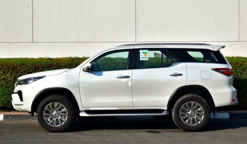 
								Toyota Fortuner Full Option 2023 full									