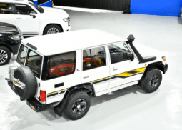 
										Toyota Land Cruiser 76 (Machito 4 puertas) full									